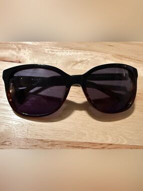 Classic Black Women's Sunglasses - Sleek UV Protection